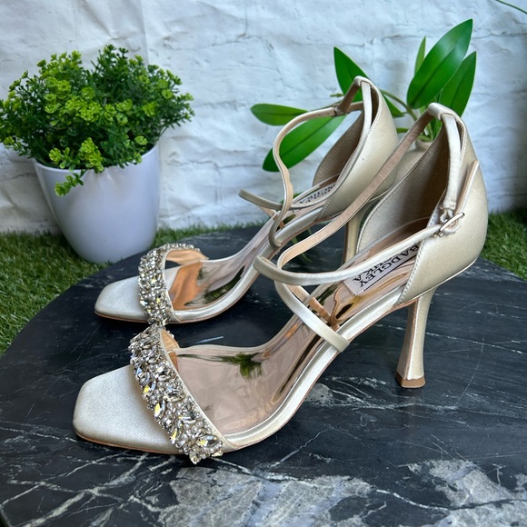 BADGLEY MISCHKA
Nala Curvy Stiletto
Heel Ivory Satin size 9 
$245 store display - Picture 9 of 16